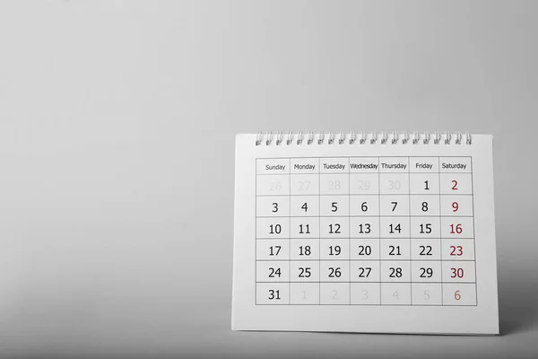 Бумажный календарь на сером фоне, место для текста. Planing conc — стоковое фото