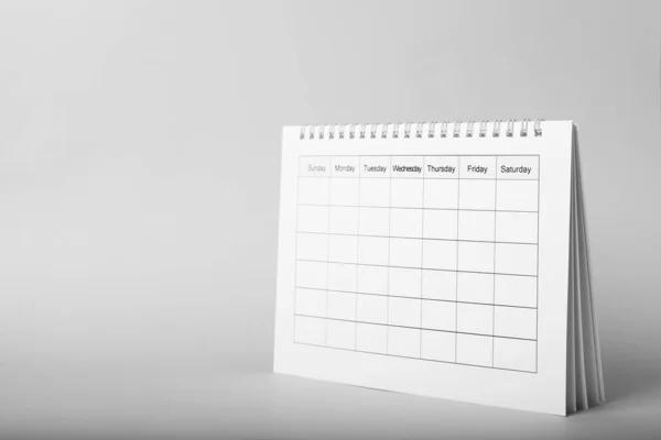 Порожній паперовий календар на сірому фоні, простір для тексту. Планін — стокове фото