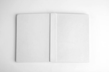 Beyaz arka planda boş kapağı olan eski kitap, üst görünüm
