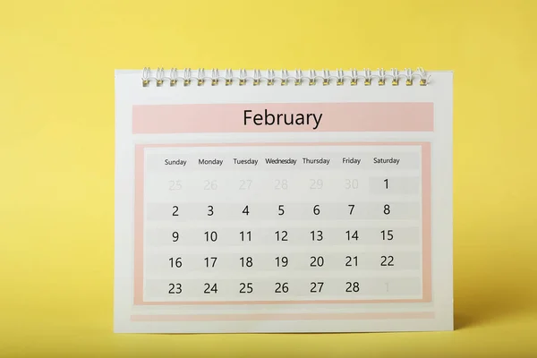 Calendário de papel sobre fundo amarelo. Conceito de planeamento — Fotografia de Stock