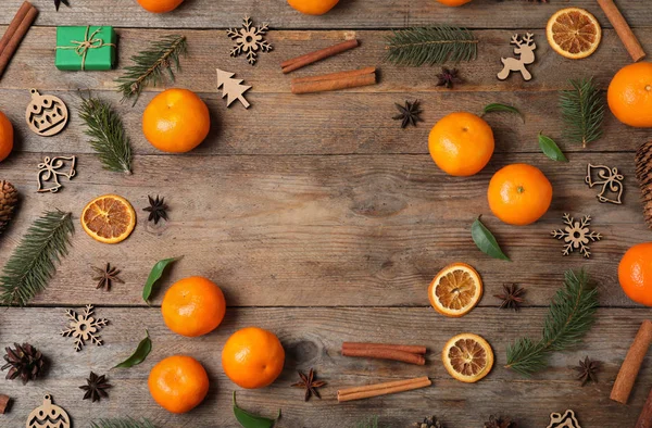 Platte lay compositie met mandarijnen op houten ondergrond. Ruimte — Stockfoto