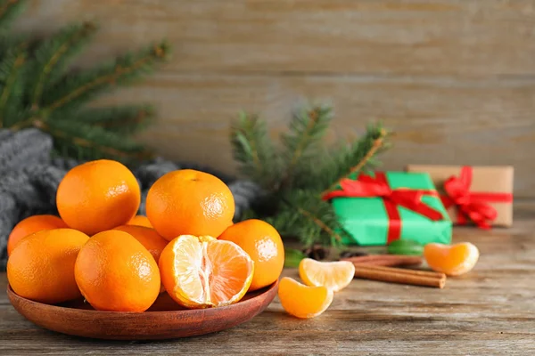Chutné čerstvé mandarinky na dřevěném stole. Vánoční oslava — Stock fotografie