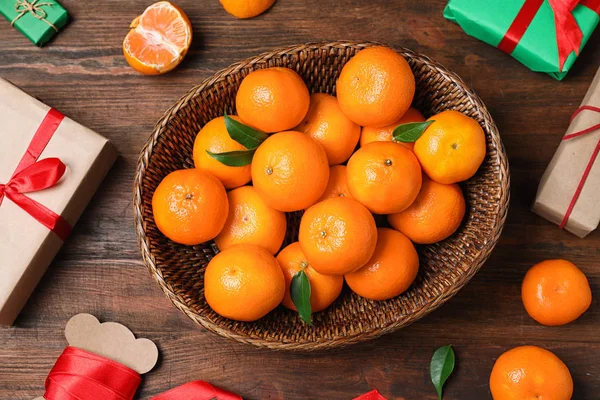 Plochá kompozice s mandarinkami na dřevěném pozadí — Stock fotografie