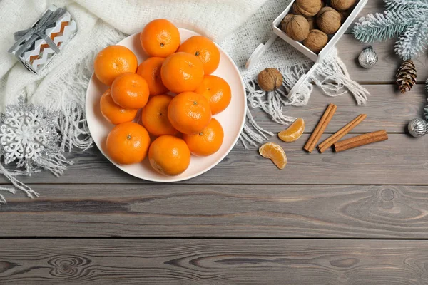 Flat lay composition with tangerines on wooden background. Space — Stock Photo, Image