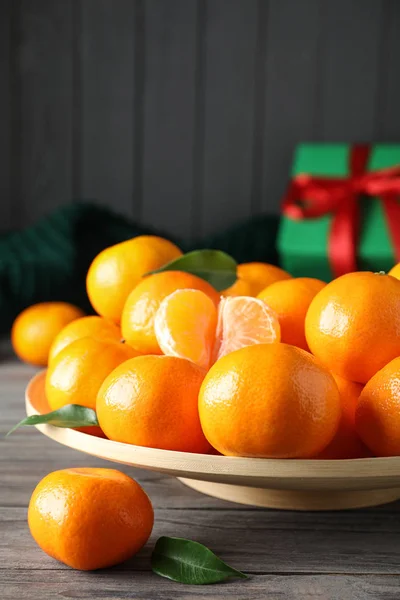 Chutné Čerstvé Mandarinky Dřevěném Stole Vánoční Oslava — Stock fotografie