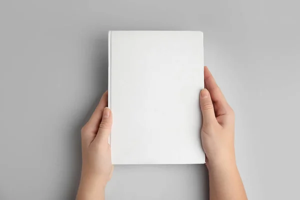 Libro Mujer Con Tapa Blanco Sobre Fondo Gris Vista Superior —  Fotos de Stock