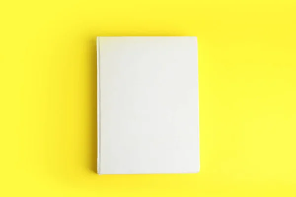 Βιβλίο Κενό Εξώφυλλο Κίτρινο Φόντο Πάνω Όψη — Φωτογραφία Αρχείου