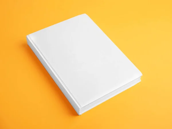 Libro Con Tapa Blanco Sobre Fondo Amarillo — Foto de Stock