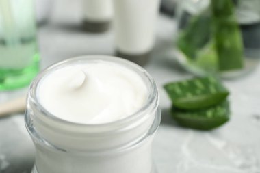 Masadaki aloe kremi kavanozunu aç, yakın plan. Organik Kozmetik