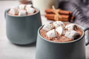 Marshmallowlu bir fincan lezzetli sıcak kakao, yakın plan.