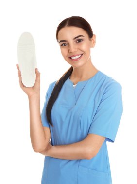 Beyaz arkaplanda insole gösteren kadın ortopedist