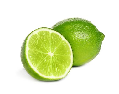 Taze yeşil limonlar beyazda izole edilmiş.