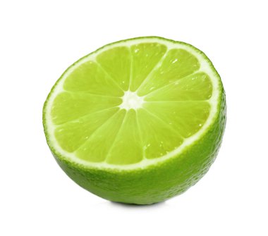 Taze yeşil limonun yarısı beyaza izole edilmiş.
