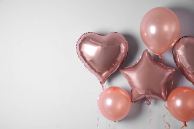 Işık duvarı yakınında şenlikli balonlar, metin için boşluk
