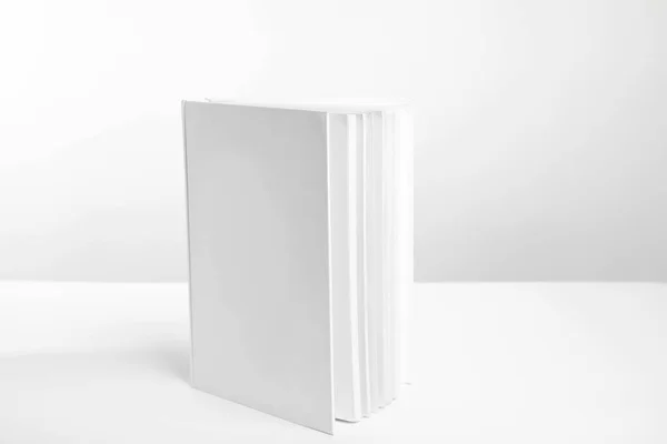 Livro Com Capa Branco Sobre Fundo Branco — Fotografia de Stock