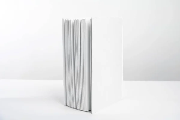 Libro Con Tapa Blanco Sobre Fondo Blanco —  Fotos de Stock