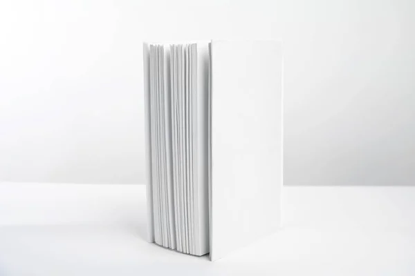 Livro Com Capa Branco Sobre Fundo Branco — Fotografia de Stock