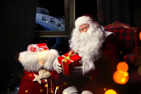 Santa Claus Con Regalos Navidad Sillón Cerca Ventana Interior — Foto de Stock