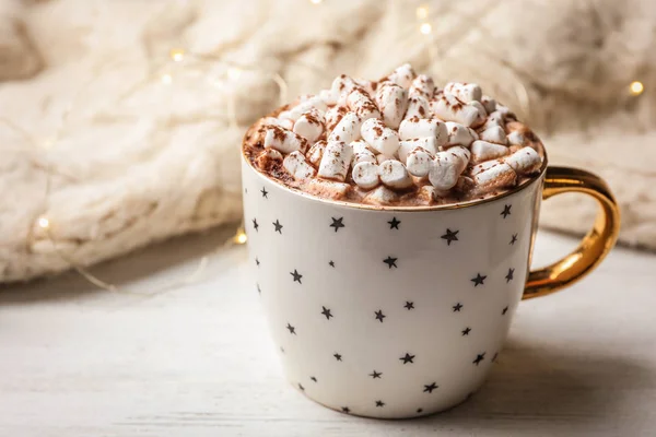 Tasse Köstlichen Heißen Kakao Mit Marshmallows Auf Weißem Holztisch — Stockfoto