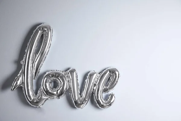 Silberner Ballon Form Des Wortes Liebe Der Nähe Der Lichtwand — Stockfoto