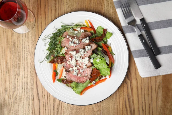 Köstlicher Salat Mit Gebratenem Fleisch Und Gemüse Auf Holztisch Serviert — Stockfoto