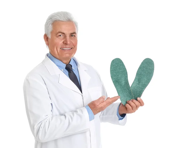 Ortopedista masculino mostrando palmilhas em fundo branco — Fotografia de Stock