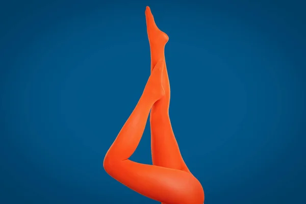 Frau Trägt Orangefarbene Strumpfhosen Auf Blauem Hintergrund Nahaufnahme Der Beine — Stockfoto