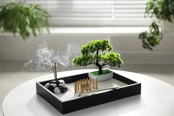 Gyönyörű Miniatűr Zen Kert Tömjén Pálcikákkal Asztalon Beltérben — Stock Fotó