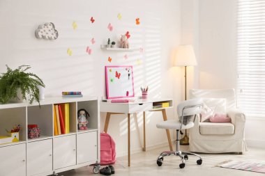 Moda mobilyaları olan modern çocuk odası.