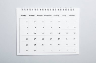 Açık gri arkaplanda kağıt takvimi, üst görünüm