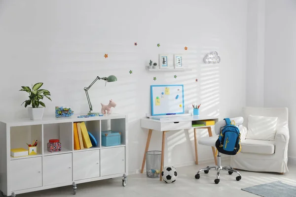 Современный интерьер детской комнаты со стильной мебелью — стоковое фото