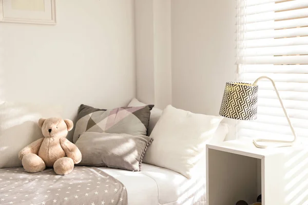 Chambre enfant moderne intérieur avec lit confortable — Photo