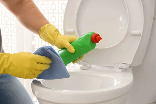 Man Cleaning Toilet Bowl Bathroom Closeup — Stock Photo, Image