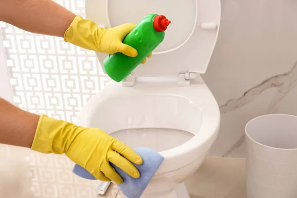 Man Cleaning Toilet Bowl Bathroom Closeup — Stock Photo, Image