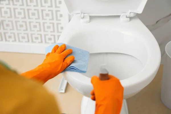 Frau Putzt Toilettenschüssel Badezimmer Nahaufnahme — Stockfoto