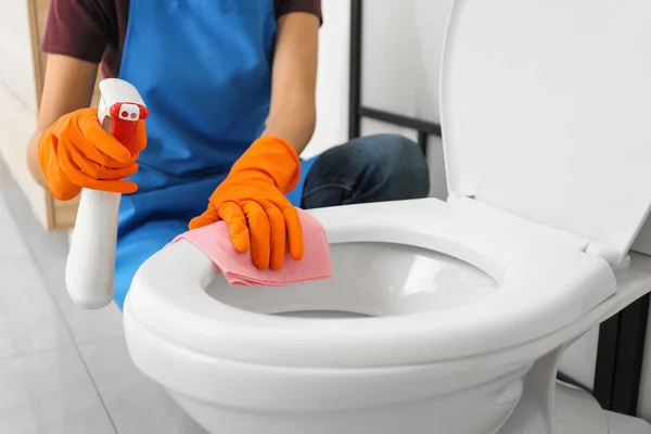 洗手间的妇女清洁洗手间 — 图库照片