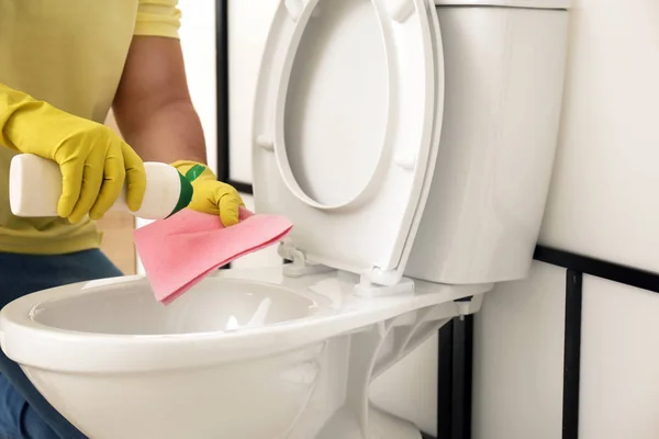 Hombre Limpieza Inodoro Cuarto Baño Primer Plano — Foto de Stock