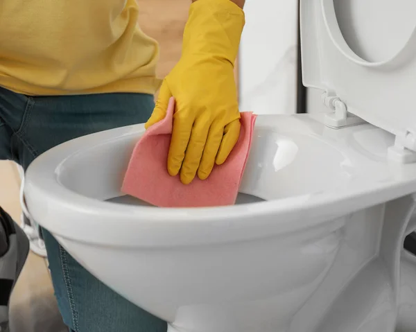 Man Rengöring Toalett Skål Badrummet Närbild — Stockfoto