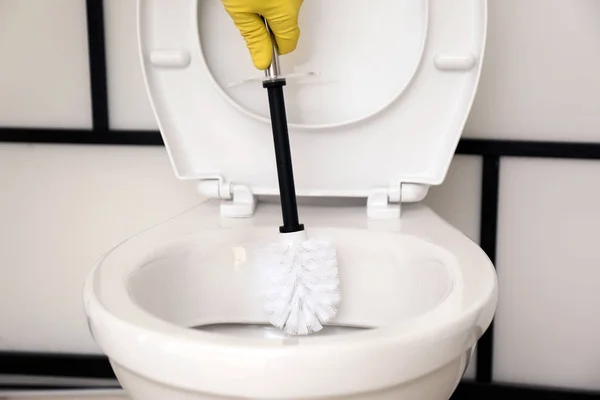 Man Cleaning Toilet Bowl Bathroom Closeup — ストック写真