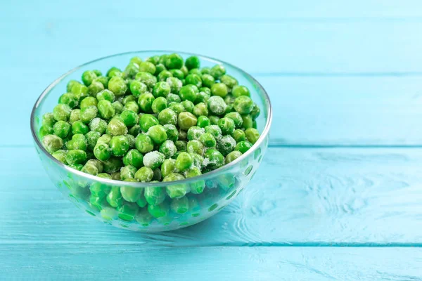 Guisantes Verdes Congelados Sobre Mesa Madera Azul Claro Primer Plano — Foto de Stock