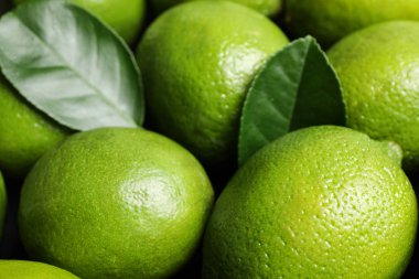 Arka plan olarak taze sulu limonlar, yakın plan