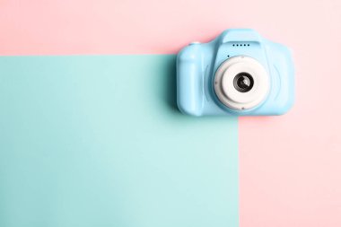 Renkli arka planda açık mavi oyuncak kamera, metin için yeri olan üst görünüm. Geleceğin fotoğrafçısı.