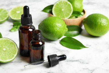 Misket masasında limon yağı ve narenciye meyvesi.