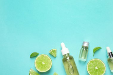 Açık turkuaz arka planda limon yağı içeren düz bir bileşim. Metin için boşluk