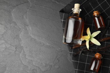 Siyah masada vanilya esanslı düz bir kompozisyon vardı. Metin için boşluk