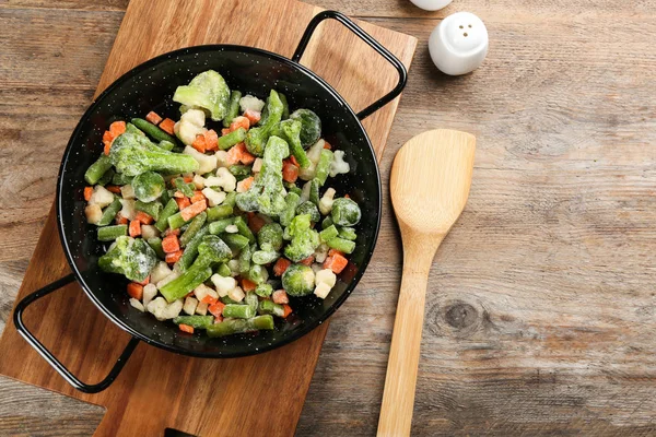 Sabrosa Mezcla Verduras Congeladas Mesa Madera Puesta Plana —  Fotos de Stock