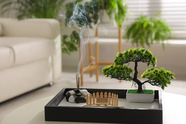 Bonito Jardim Zen Miniatura Com Paus Incenso Mesa Dentro Casa — Fotografia de Stock