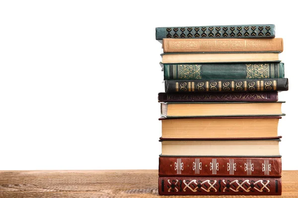 Stapel oude vintage boeken op houten tafel tegen witte backgro — Stockfoto