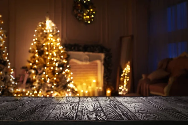 Vue floue de l'intérieur de la chambre de fête avec des arbres de Noël — Photo