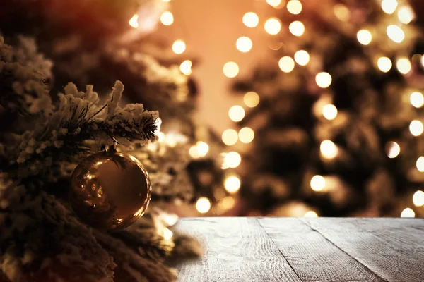 Detailní pohled na krásně zdobené vánoční stromeček uvnitř — Stock fotografie